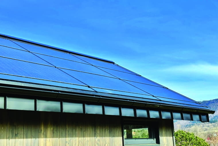 Specjalna i odpowiednio zaprojektowana konstrukcja umożliwia zastosowane paneli fotowoltaicznych jako pokrycia dachowego o atrakcyjnym wyglądzie