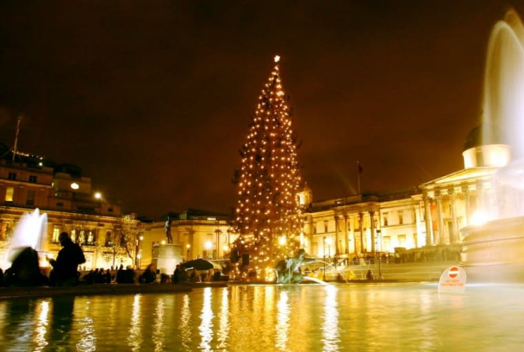 Anglia: Plac Trafalgar Square w Londynie ze świąteczną choinką Plac Trafalgar Square w Londynie ze świąteczną choinką