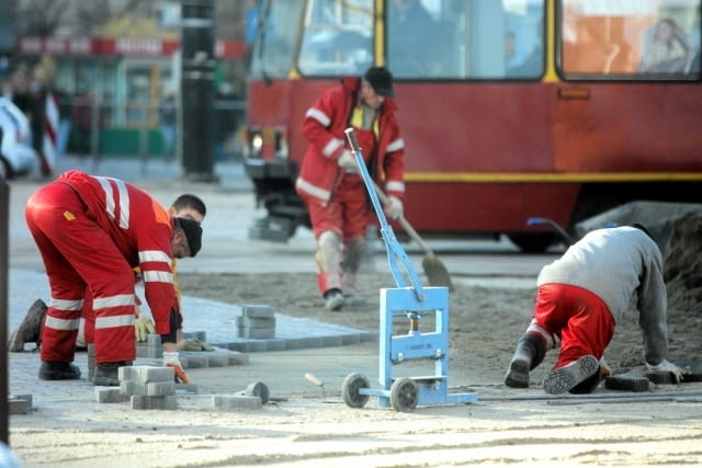 Rondo u zbiegu Al. Jerozolimskich i Marszałkowskiej jest brukowane najbardziej prymitywną kostką z betonu 20.11.2009 WARSZAWA , ROBOTNICY KLADA KOSTKE NA RONDZIE DASZYNSKIEGO .