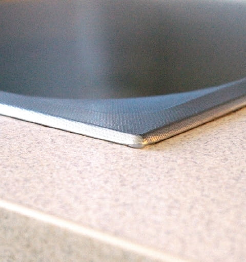 Miejsce wokół otworu na zlewozmywak trzeba dokładnie uszczelnić silikonem