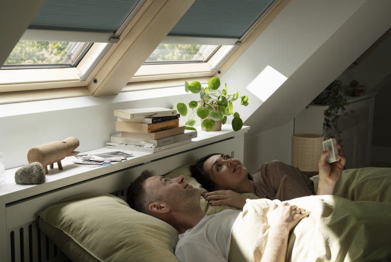 Wewnętrzne rolety elektryczne i solarne VELUX.  Przesłony podnoszą się i opuszczają płynnie i cicho