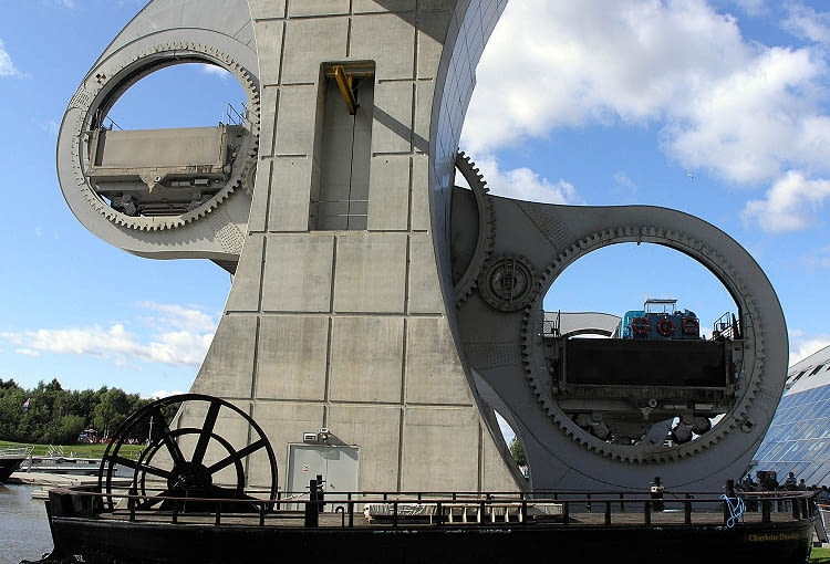 Falkirk Wheel - czyli jedyna taka na świecie winda dla barek rzecznych w Szkocji. Łączy kanały Union z Forth and Clyde, pomiędzy którymi jest 24 metry różnicy wysokości konstrukcja, szkocja, wielka brytania, beton