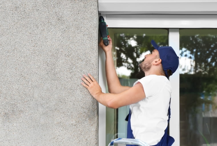 Rolety oferowane są z różnymi skrzynkami (kasetami) i płaszczami o różnych grubościach i kolorach, co ułatwia znalezienie optymalnego rozwiązania.