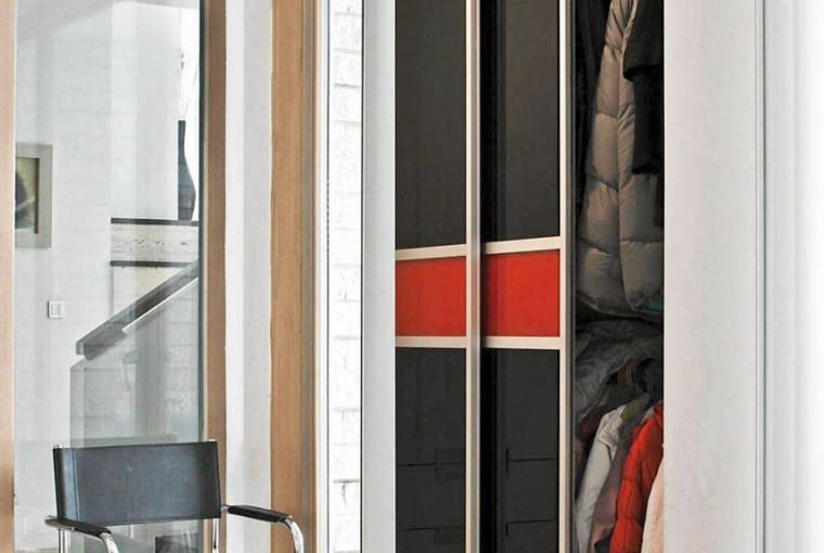 Szafa wnękowa z przesuwanymi drzwiami