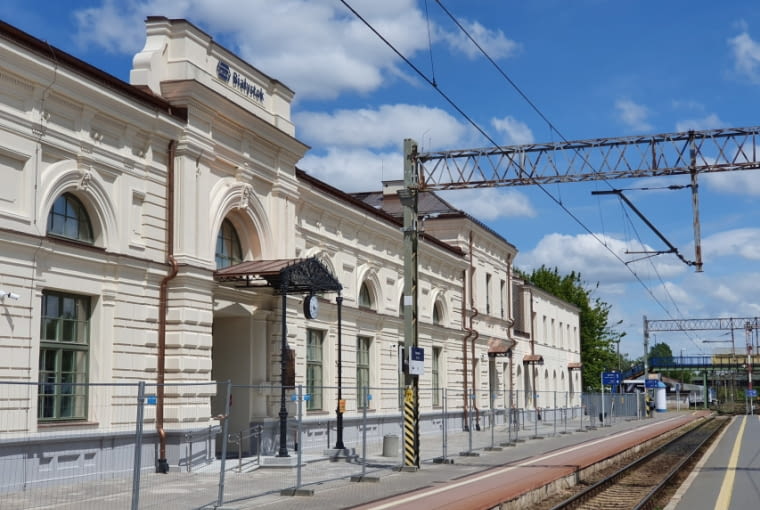 Dworzec kolejowy w Białymstoku - elewacja od strony peronu.