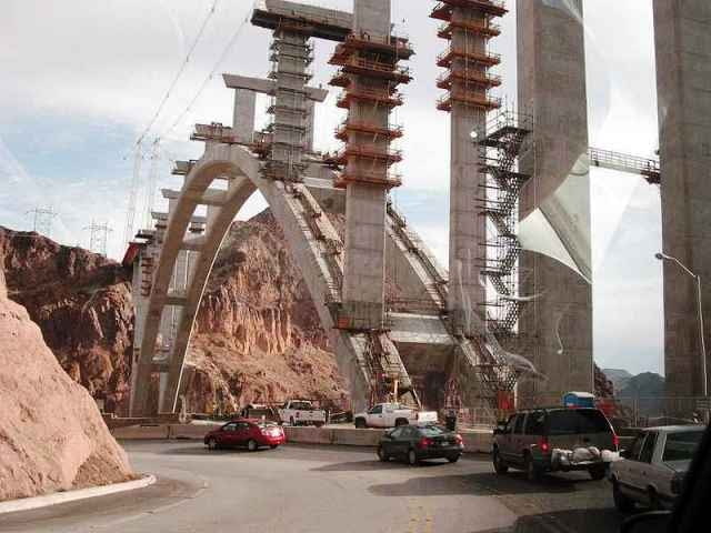 Most Hoover Dam Bypass w USA zostanie ukończony w listopadzie 2010 roku. Odciąży od ruchu samochodowego znajdującą się pół kilometra dalej Zaporę Hoovera konstrukcja, beton, ameryka, usa, most
