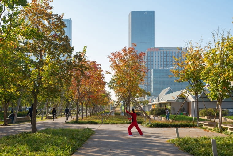 Xuhui Runway Park - dawne lotnisko w Szanghaju zamienione w park. Proj. Sasaki Xuhui Runway Park - dawne lotnisko w Szanghaju zamienione w park. Proj. Sasaki
