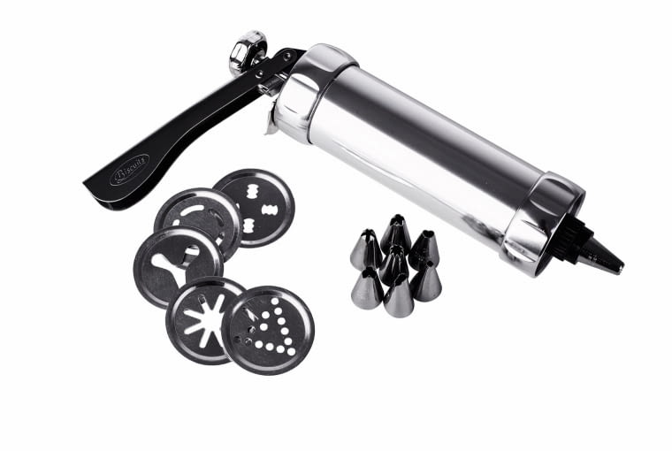 Tradycyjna receptura Jeśli należysz do miłośników kruchych ciasteczek, ich przygotowanie ułatwi ci zaopatrzona w różne końcówki maszynka. Ma wymienne wkładki do wyciskania ciasta oraz dekoracji ciasteczek i ciast. Pozwalają one na uzyskanie bardzo różnorodnych wzorów, Cookies, 99,90 zł, Duka, dukapolska.com