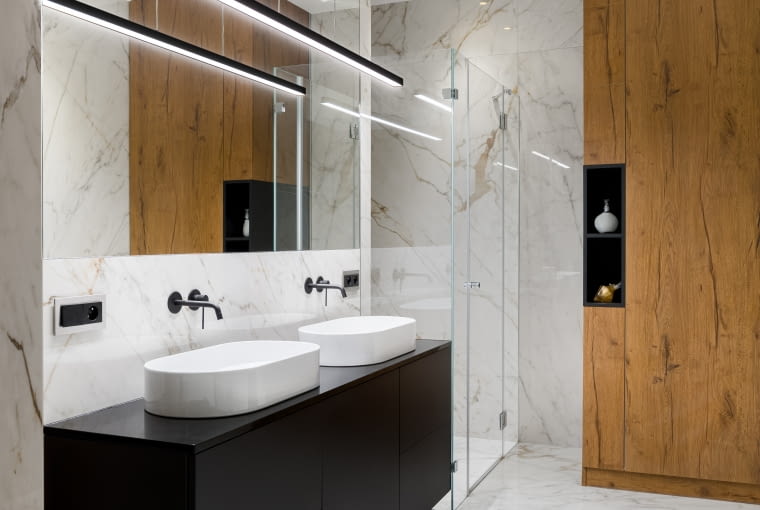 Biel, drewno i marmur - elegancki apartament