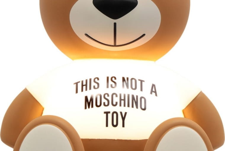 Lampka Toy Moschino, tworzywo sztuczne, 24 x 25 cm, 1270 zł Lampka Toy Moschino, tworzywo sztuczne, 24 x 25 cm, 1270 zł