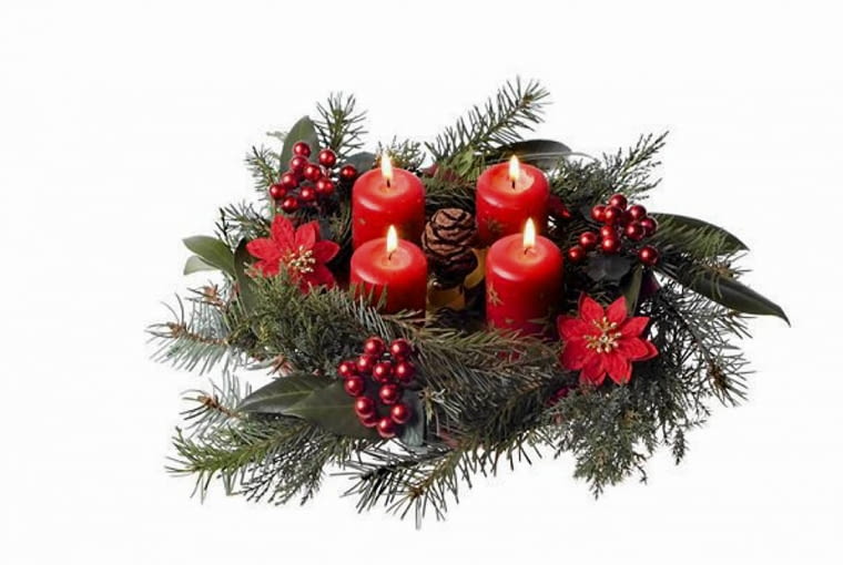 Ozdoby adwentowee. Wieniec z zielenią ułożoną w formie wiatraczka