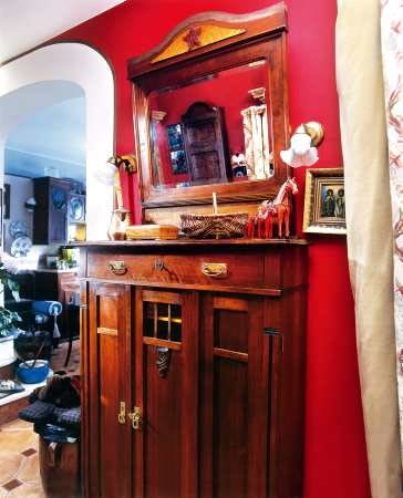 Przy wejściu do kuchni - stylowy kącik z komodą i lustrem. Także i tutaj nie brakuje drobiazgów przywołujących klimat dawno minionej epoki.