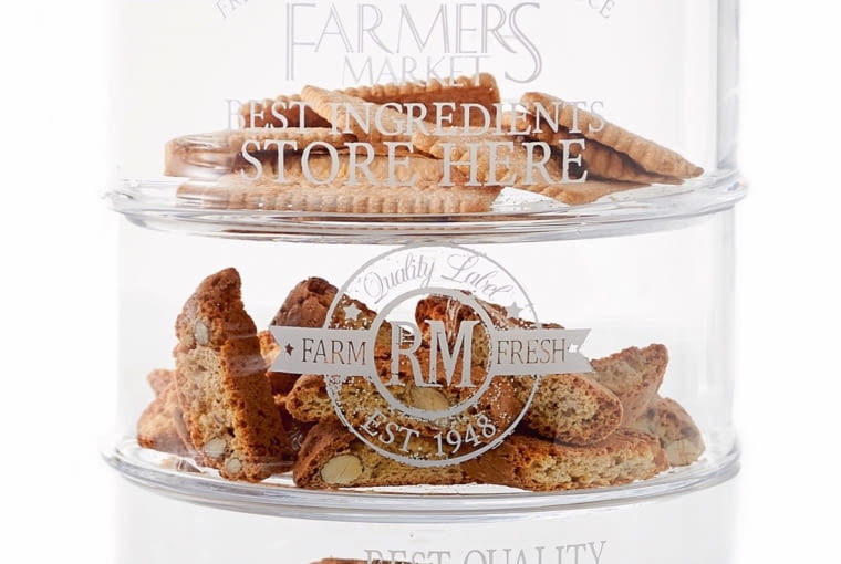 Przechowuj pięknie Trzypiętrowy szklany pojemnik na słodycze dostępny w dwóch wielkościach, Farmers Market, 361 zł, Riviera Maison, www.houseandmore.pl
