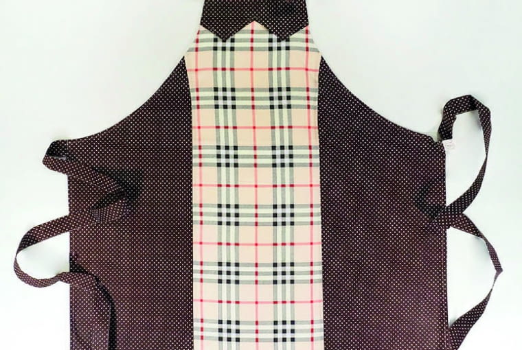 Rękawice i fartuszki/Kropka w kratkę Fartuchy, dzięki którym gotując, poczujemy się elegancko. Wykonane ze 100% bawełny, dostępne w wielu wzorach i kolorach. Praktycznym uzupełnieniem są rękawice kuchenne. Cena: 75 zł (damskie), 85 zł (męskie), 40 zł (rękawice) www.kropkawkratke.pl