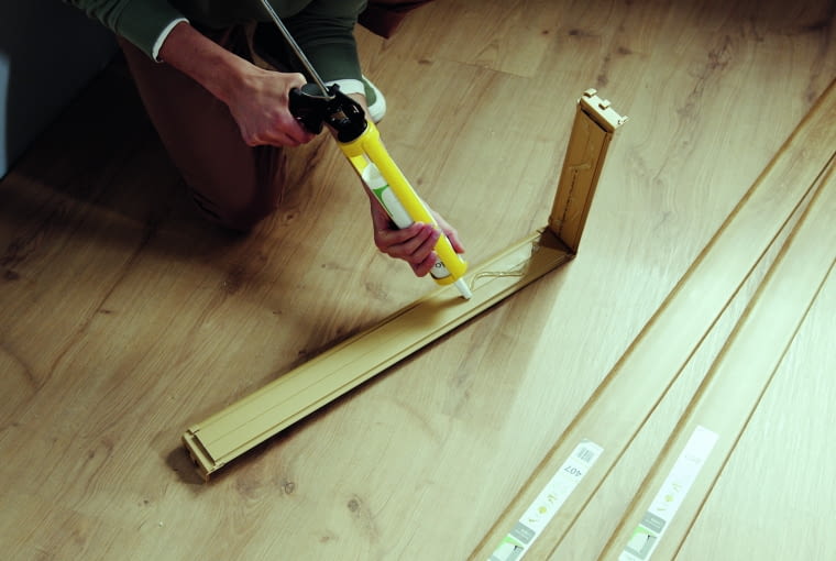 Smukły kształt listew pozwoli wykończyć przestrzeń w subtelny sposób. Listwy wykonane są z odpornego na wilgoć i uszkodzenia materiału, a łatwy montaż to dodatkowa zaleta