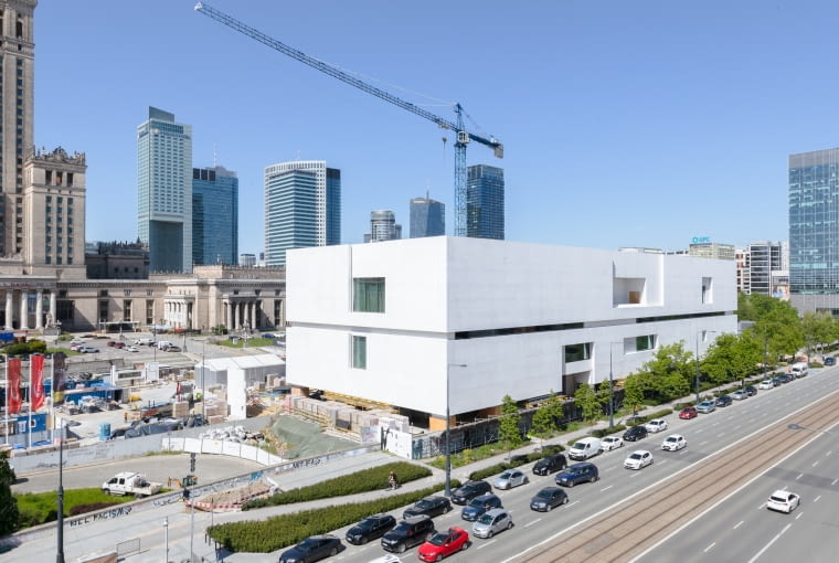 Budynek Muzeum Sztuki Nowoczesnej w Warszawie, widok od ulicy Marszałkowskiej.
