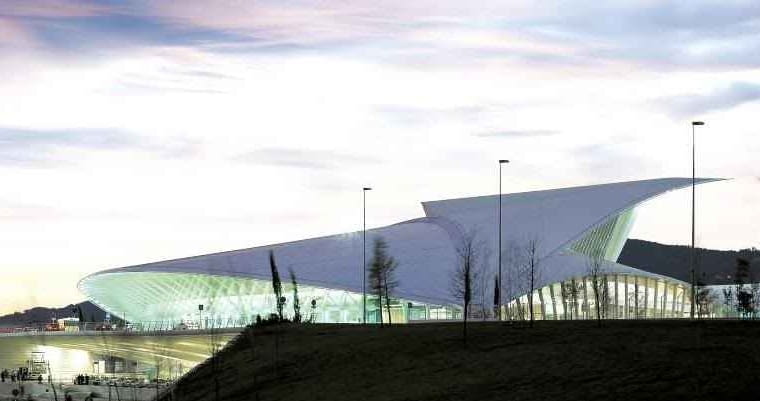 Jeśli wybierasz się do Bilbao samolotem zwróć uwagę na lotnisko Sondika. Tamtejszy terminal otwarty w 2000 roku to dzieło najsłynniejszego hiszpańskiego architekta i konstruktora Santiago Calatravy. Budynek z betonu i stali swoim kształtem przypomina szykującego się do lotu gołębia z rozpostartymi skrzydłami - stąd budynek otrzymał przydomek La Paloma. architektura, top 10, hiszpania, frank gehry, bilbao, budynek