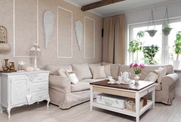 Na ścianach miała być biała boazeria, ale Ania uznała, że okładzina zastawiona meblami nie będzie się dobrze prezentowała. Zdecydowała się więc na jasnobeżową tapetę (Leroy Merlin), którą dodatkowo ozdobiła styropianową sztukaterią i drewnianymi anielskimi skrzydłami (DecoHOUSE.pl).