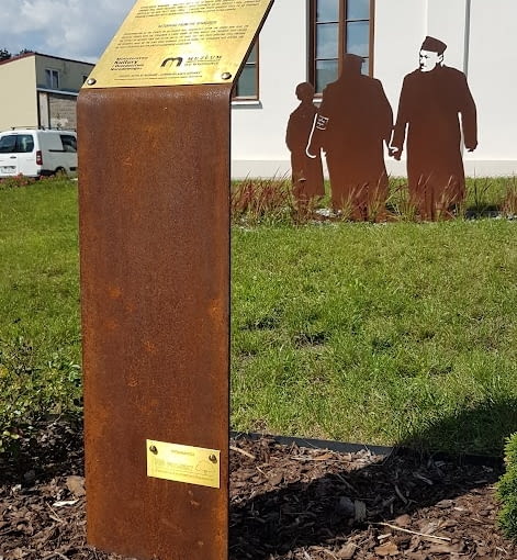 Płaskorzeźby, upamiętniające konkretne momenty związane z likwidacją getta we Włodawie