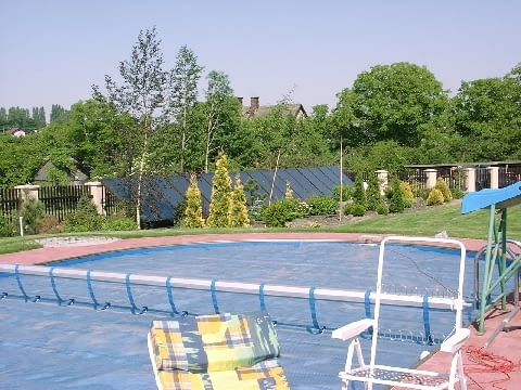 Darmowe ciepło ze słońca warto też wykorzystać do ogrzewania wody w basenie na zewnątrz domu