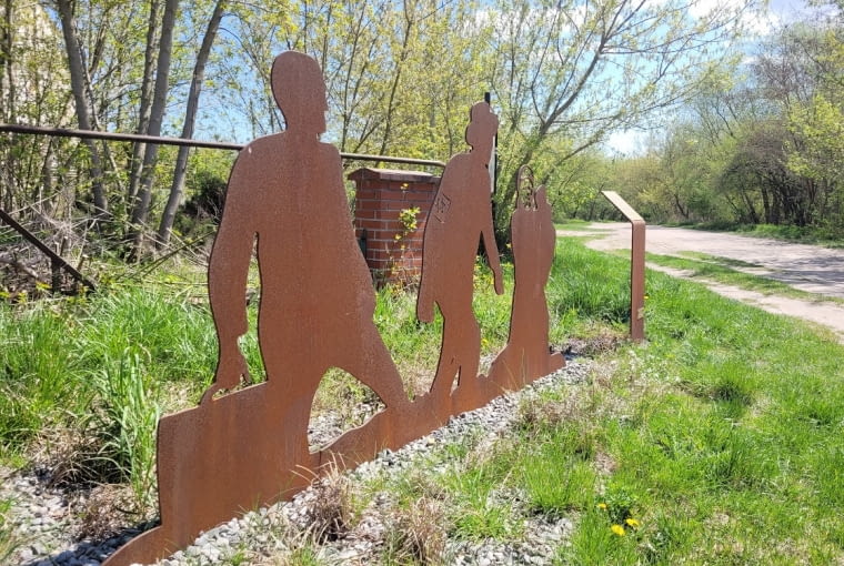 Płaskorzeźby, upamiętniające konkretne momenty związane z likwidacją getta we Włodawie