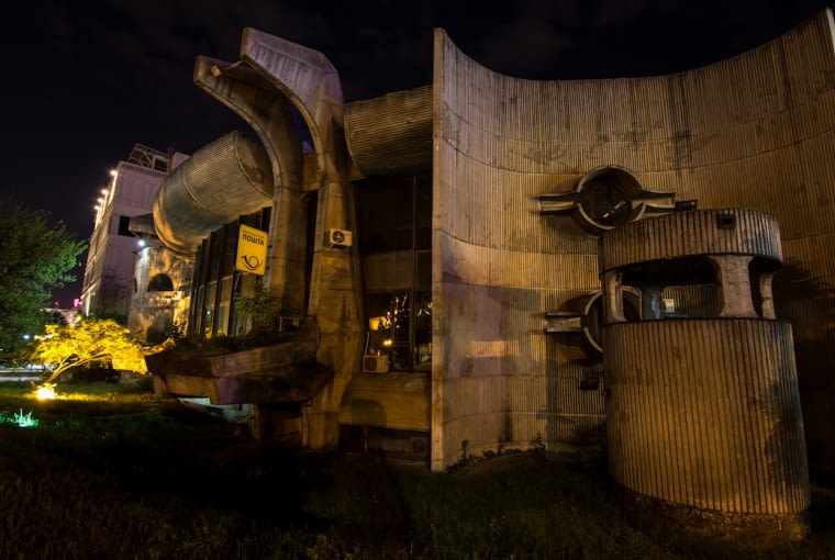 Brutalistyczna architektura Skopje z epoki odbudowy po trzęsieniu ziemi - budynek Poczty Macedońskiej