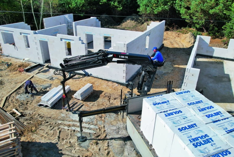 Ściany zewnętrzne odgrywają ważną rolę w bilansie energetycznym budynków – mury to jedna z największych przegród chroniących ciepłe pomieszczenia przed wychłodzeniem Ściany zewnętrzne odgrywają ważną rolę w bilansie energetycznym budynków – mury to jedna z największych przegród chroniących ciepłe pomieszczenia przed wychłodzeniem