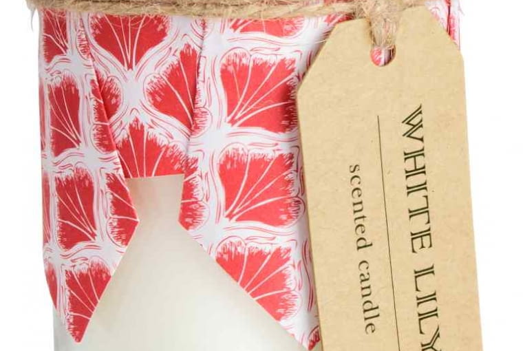 H&M Home: świeca zapachowa w pojemniku. Cena: 9,90 zł. H&M Home, piknik, akcesoria piknikowe, koc piknikowwy