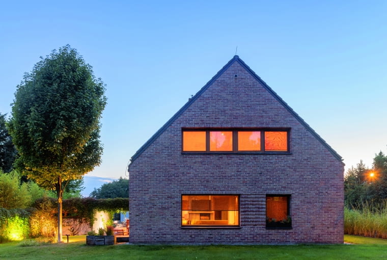 Inwestorzy przekonali urzędników, że za okapy w ich projekcie będą robiły ogrodowe wnęki w obu bocznych elewacjach. Dość śmiałą interpretację udało się obronić...