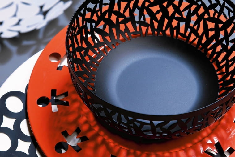 1. Patera 59,99 zł IKEA 2. Podkładka 9,50 zł home&you 3. Talerz 170 zł Fabryka Form 4. Misa 215 zł Fabryka Form 14.05.2015 Warszawa , Dekoracje azury , stylizacja Joanna Plachecka , Cztery Katy . Fot. Agata Jakubowska / Agencja Gazeta SLOWA KLUCZOWE: DEKORACJE WNETRZA