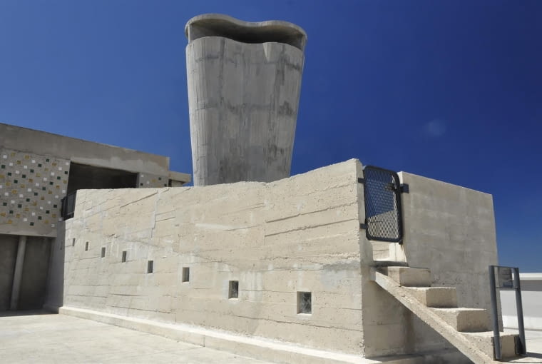 Jednostka Marsylska, proj. Le Corbusier - rampa przy świetlicy i południowy komin wentylacyjny
