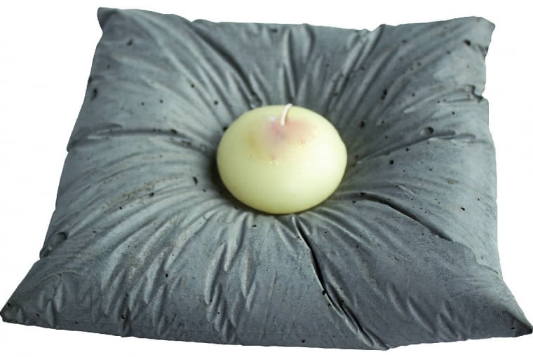Świecznik Pillow - poduszeczka z betonu z miejscem na świeczkę, ok. 35 zł, DecoMania.