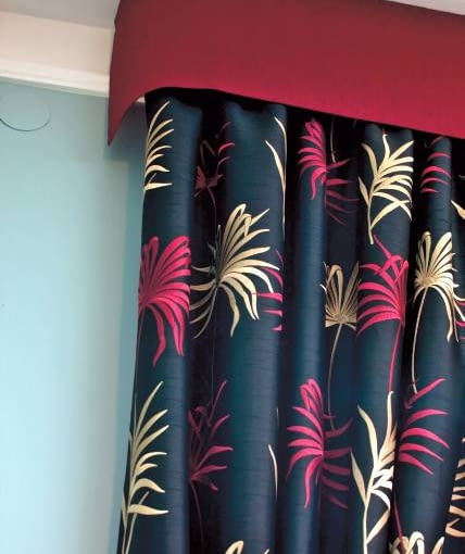 DEKORACJE - OKNO W DOSTOJNEJ SZACIE. Lambrekin zrobiono z jednobarwnej tkaniny przyprasowanej żelazkiem do usztywniacza (do kupienia w pasmanteriach i sklepach z tkaninami okiennymi), a następnie naklejono na plastikową maskownicę szyny.