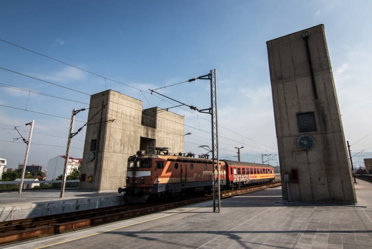 Brutalistyczna architektura Skopje z epoki odbudowy po trzęsieniu ziemi - dworzec kolejowy