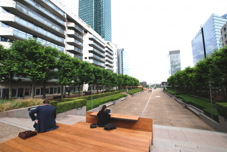 Platformy do pracy i odpoczynku w La Defense w Paryżu