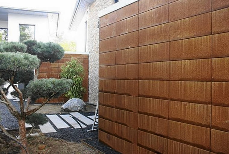 Rdzawy kolor, to doskonale tło dla zieleni.