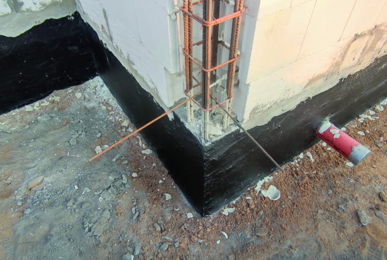 Słupy i trzpienie żelbetowe robi się nawet w niewielkich domach jednorodzinnych, zwykle w narożnikach budynku. Trzpienie wykonuje się również w dylatacjach w ścianach zewnętrznych