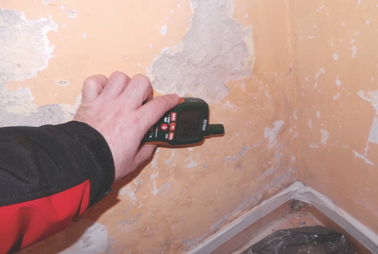 Nawet jeśli nic nie wskazuje na zawilgocenie fundamentów, warto zmierzyć wilgotność murów od wewnątrz (na zdjęciu ściany piwnicy) Nawet jeśli nic nie wskazuje na zawilgocenie fundamentów, warto zmierzyć wilgotność murów od wewnątrz (na zdjęciu ściany piwnicy)