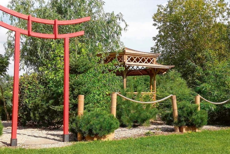 Ogrody pokazowe i motylarnia. Ogrody pokazowe od ponad 5 lat zachwycają kolorami i zapachami. Na obszarze 3 tys. m? zaaranżowano tu aż 14 wnętrz ogrodowych, m.in. ogród zakochanych, ogród biały, ogród motyli. Tradycją jest coroczne święto róży połączone z koncertami i pokazami mody. Nie można ominąć też motylarni pełnej rodzimych gatunków tych owadów. Obiekt pełni rolę edukacyjno-badawczą. Ogród czynny: pn.-sob. w godz. 9-18, niedz. i święta 10-15. Ceny biletów: dzieci do 3 lat bezpłatnie, dzieci 3-15 lat, osoby niepełnosprawne 5 zł, od 15 lat 8 zł. Adres: Marcinkowo 33A