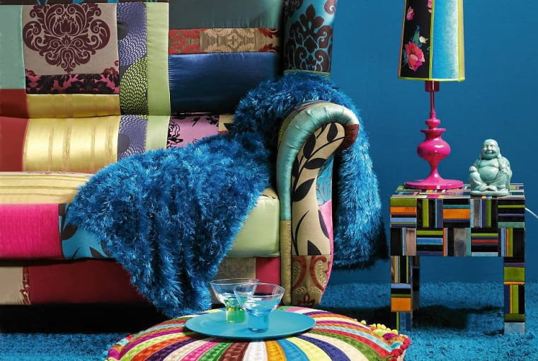 Meble: sofa, proj. Agnieszka Borowska - 6480 zł, bluckberry.pl; stolik - 2400 zł, Chillout; puf - 789 zł, karestyle.pl; Pozostałe: lampka, proj. Agnieszka Borowska - 590 zł, bluckberry.pl; figurka Buddy - 27 zł, home&you; koc - 124 zł, Eurofirany; talerz -27,90 zł/4 szt., Flo; kieliszki do martini - 129 zł/4 szt., Q Forma; dywan (pod pufem) - 479 zł, wykładzina dywanowa (w głębi) - 50 zł/m kw., Komfort. 15.11.2012 , KOLOR I WZOR , STYLIZACJA JOANNA PLACHECKA , CZTERY KATY FOT. AGATA JAKUBOWSKA / AGENCJA GAZETA SLOWA KLUCZOWE: WNETRZA