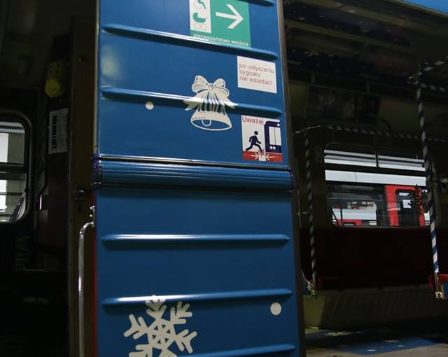 Pociąg metra udekorowany na mikołajki