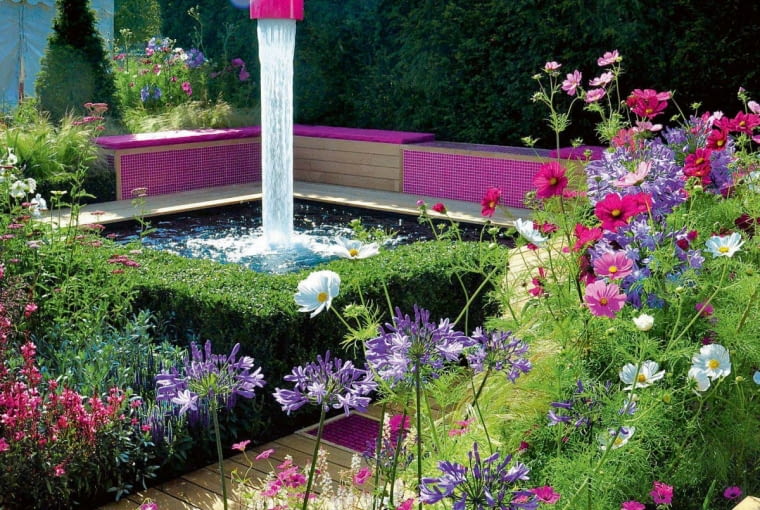 OGROD , OZDOBY OGRODOWE , POMYSL W OGRODZIE - ROZOWY KRAN NALEWAJACY WODE DO STAWUFOT. LILIANNA SOKOLOWSKAPUBLIKACJA KWIETNIK NR 9 (201) - 9 2011