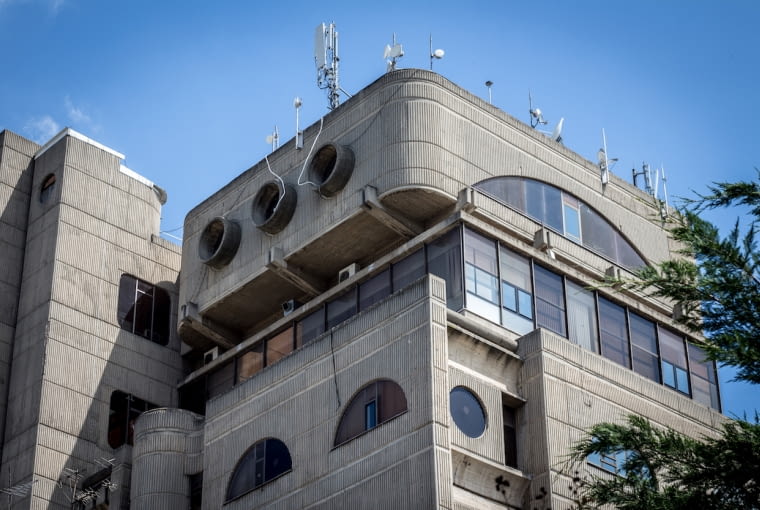 Brutalistyczna architektura Skopje z epoki odbudowy po trzęsieniu ziemi - budynek Poczty Macedońskiej