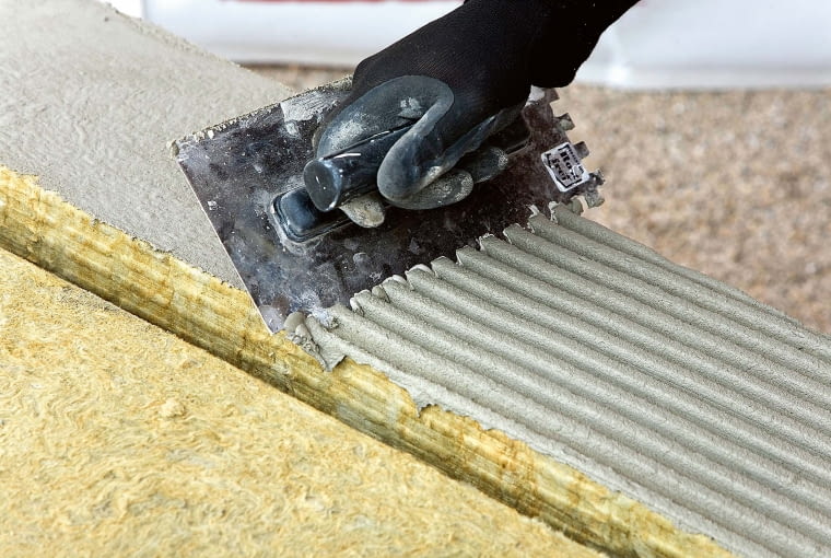 Płyty lamelowe klejone są metodą grzebieniową, z zastosowaniem pacy zębatej, po wcześniejszym przeszpachlowaniu powierzchni płyty klejem Płyty lamelowe klejone są metodą grzebieniową, z zastosowaniem pacy zębatej, po wcześniejszym przeszpachlowaniu powierzchni płyty klejem