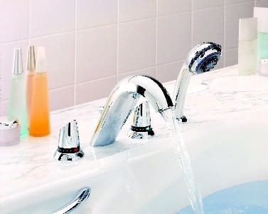 Bateria termostatyczna wielootworowa umożliwia ustawienie wanny np. na wyspie w centrum pokoju kąpielowego. Bateria termostatyczna wielootworowa umożliwia ustawienie wanny np. na wyspie w centrum pokoju kąpielowego.
