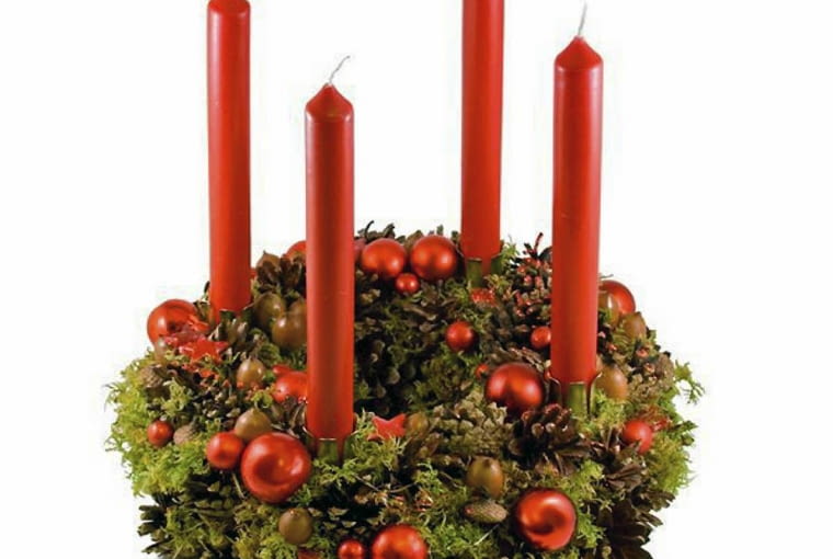 Ozdoby adwentowe. Wieniec z szyszek, czerwonych i rudych bombek oraz gałązek jałowca