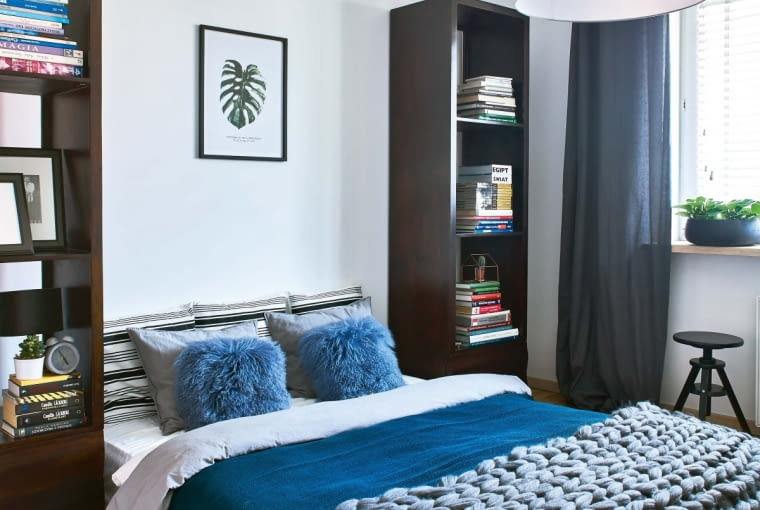 Funkcję szafek kuchennych pełnią wysokie regały z almidecor.com. - Materac leży bezpośrednio na podłodze. Przynajmniej do czasu, gdy będziemy w stanie się z niego podnieść - śmieje się Joanna. Szara pościel jest ze sklepu Nap, narzuta o grubym splocie z w4design.masternet.pl.