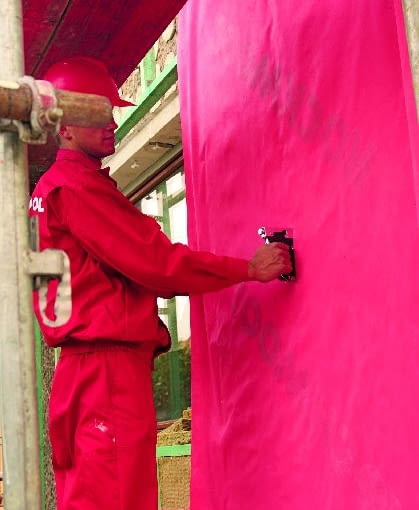 Mocowanie folii zszywkami drewno na elewacji