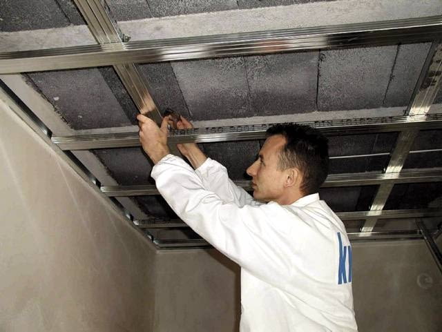 Sufit podwieszany. W konstrukcji dwupoziomowej minimalny odstęp między stalowym rusztem a stropem wynosi 4,5 cm Sufit podwieszany. W konstrukcji dwupoziomowej minimalny odstęp między stalowym rusztem a stropem wynosi 4,5 cm