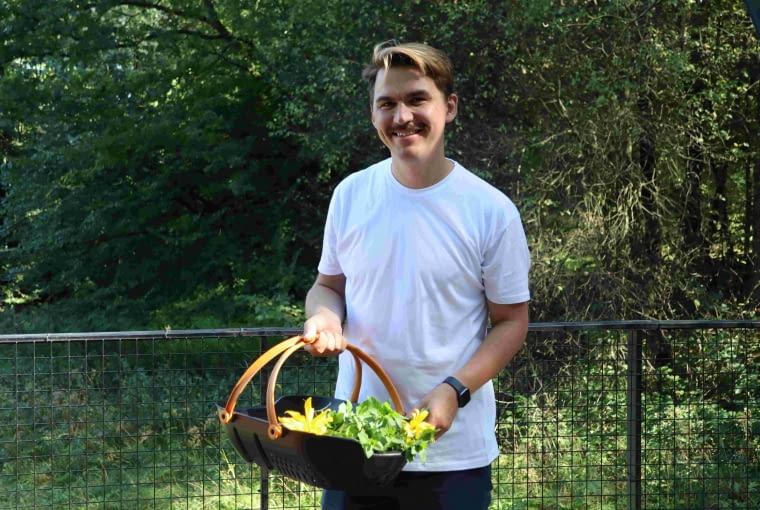 Piotra Ciemny zbiera smakowite zioła, które można wykorzystać w gotowaniu